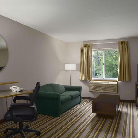 Super 8 By Wyndham Manistee Hotel Ngoại thất bức ảnh