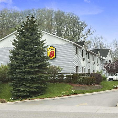 Super 8 By Wyndham Manistee Hotel Ngoại thất bức ảnh