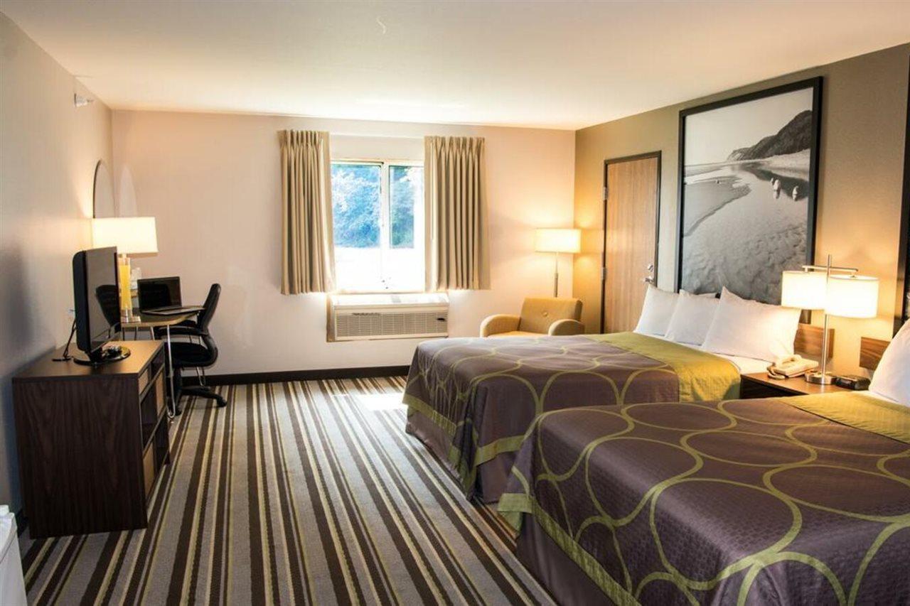 Super 8 By Wyndham Manistee Hotel Ngoại thất bức ảnh