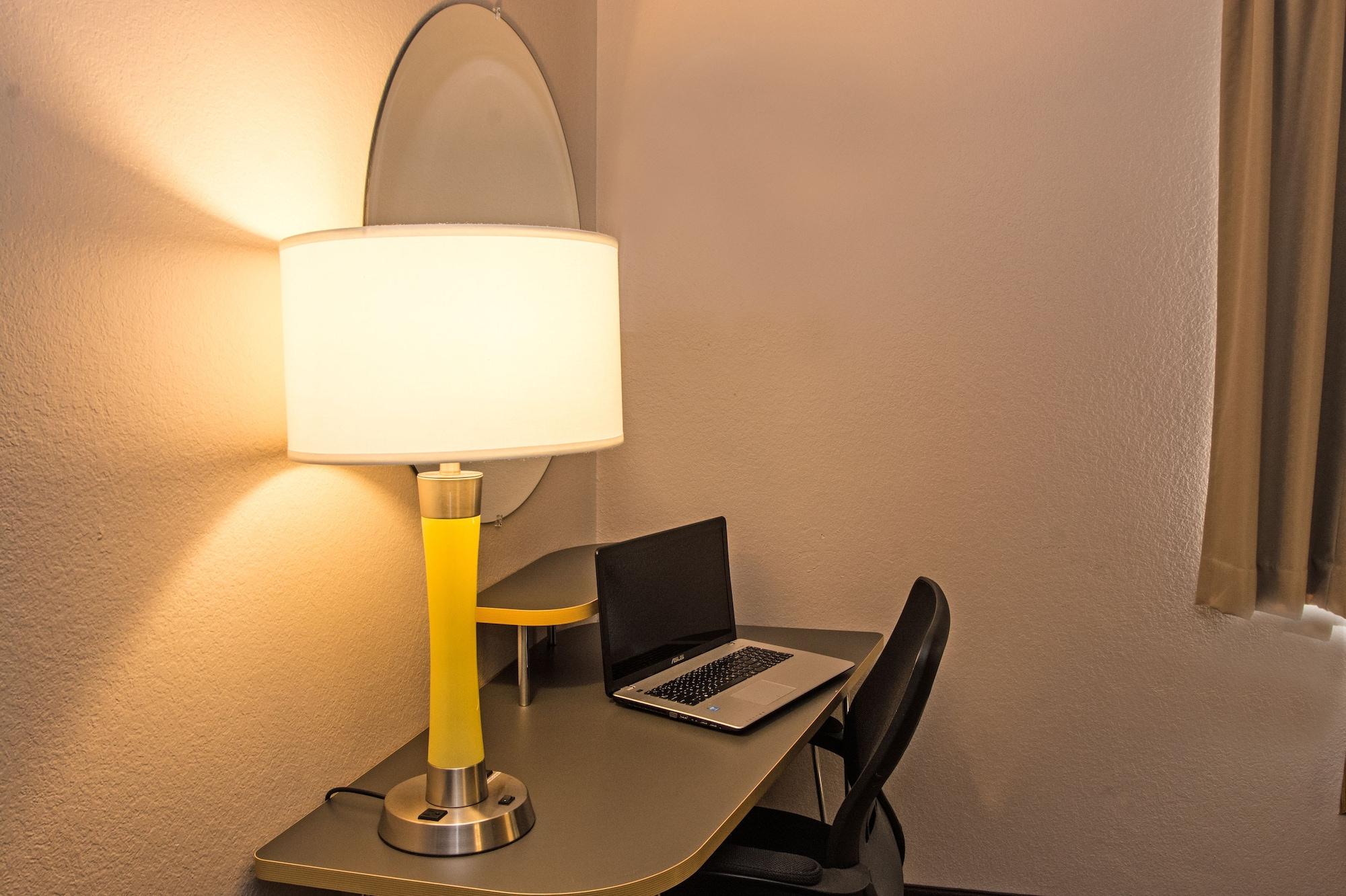 Super 8 By Wyndham Manistee Hotel Ngoại thất bức ảnh