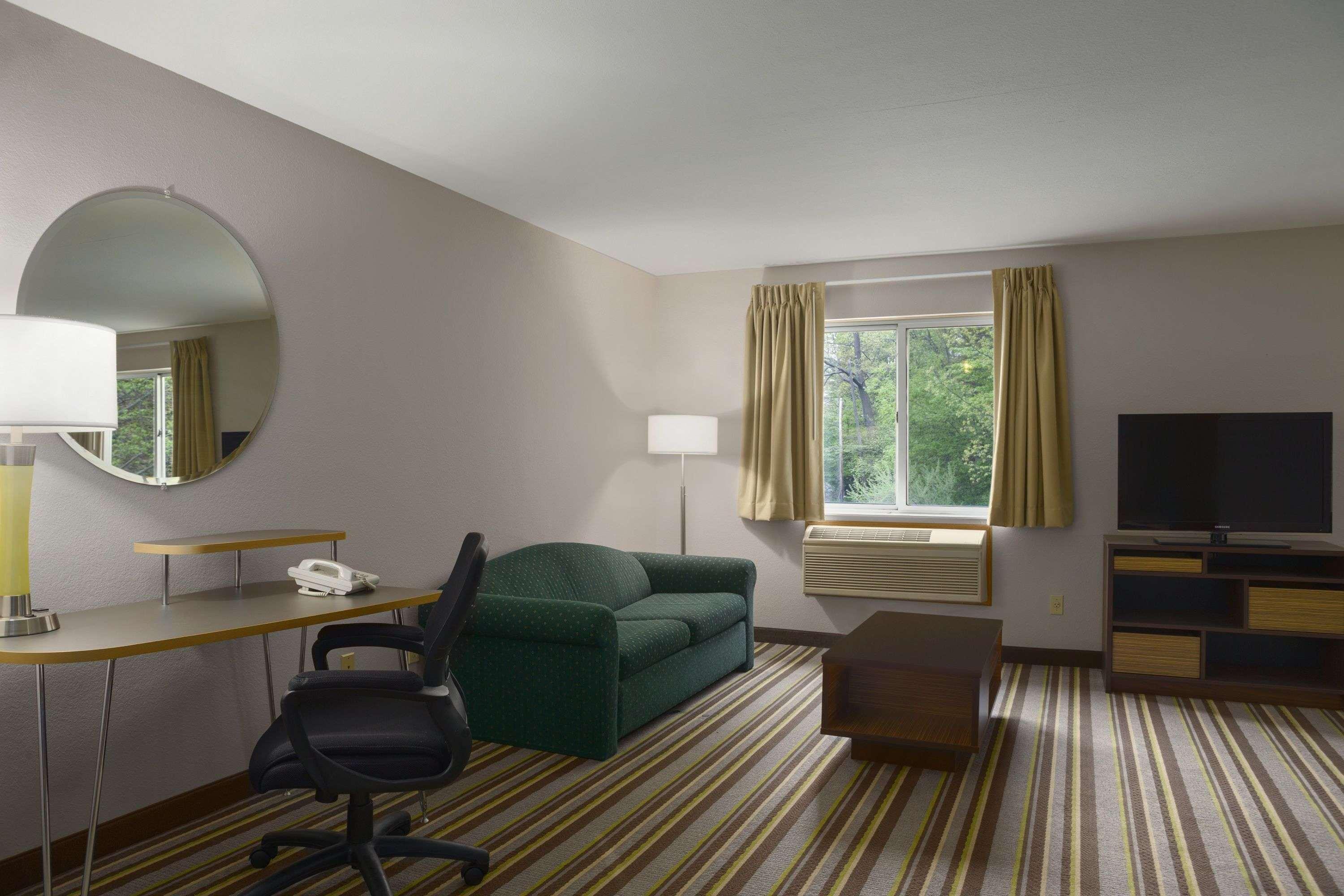 Super 8 By Wyndham Manistee Hotel Ngoại thất bức ảnh