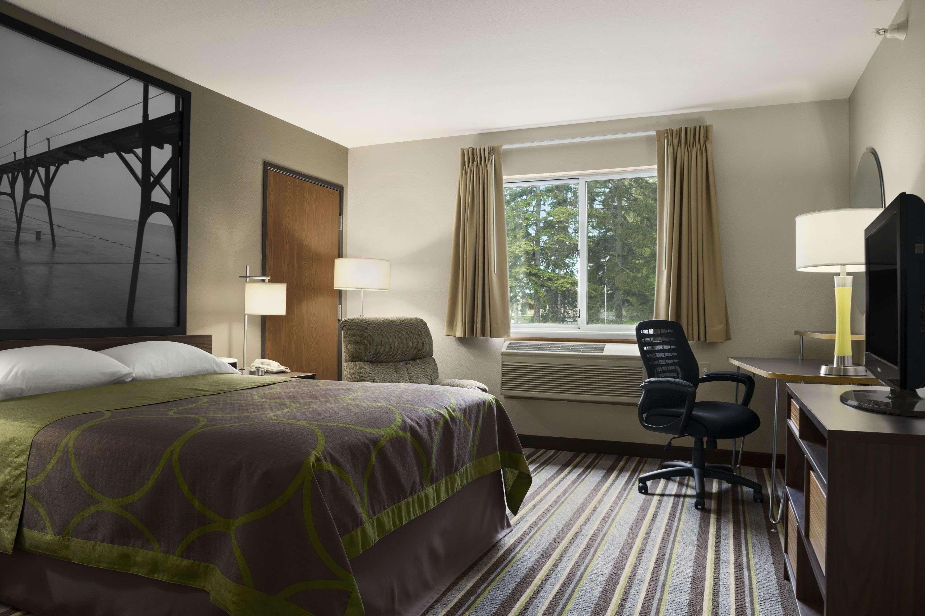 Super 8 By Wyndham Manistee Hotel Ngoại thất bức ảnh