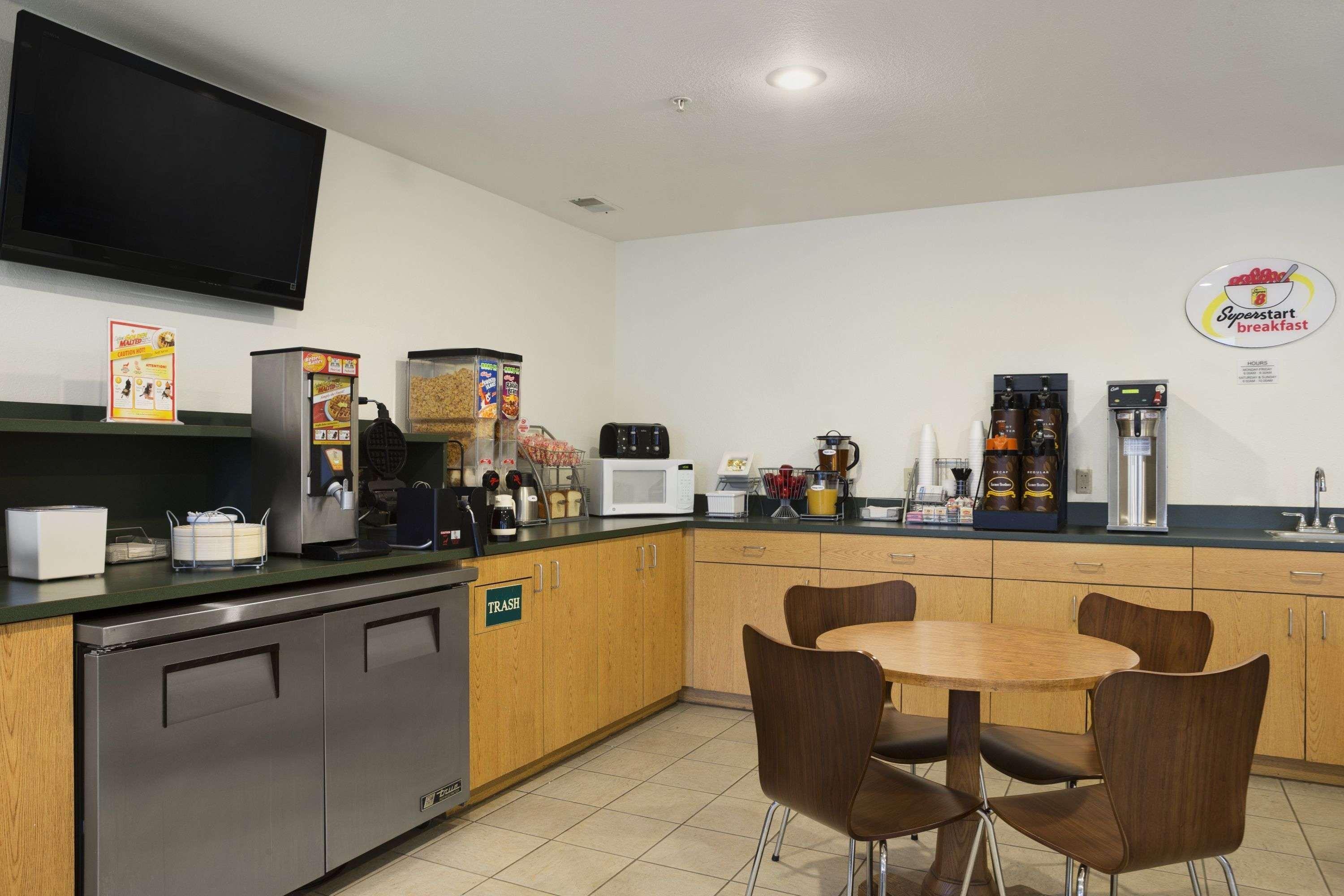Super 8 By Wyndham Manistee Hotel Ngoại thất bức ảnh