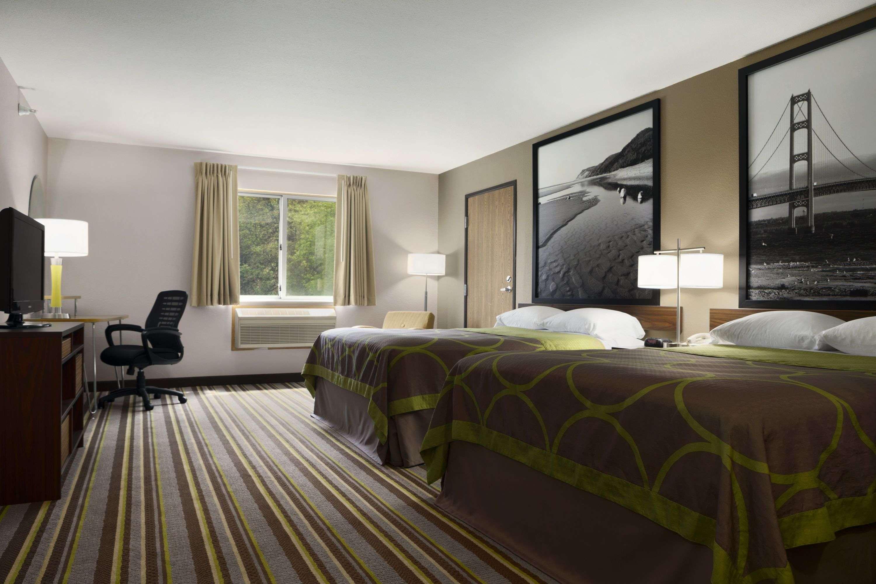 Super 8 By Wyndham Manistee Hotel Ngoại thất bức ảnh