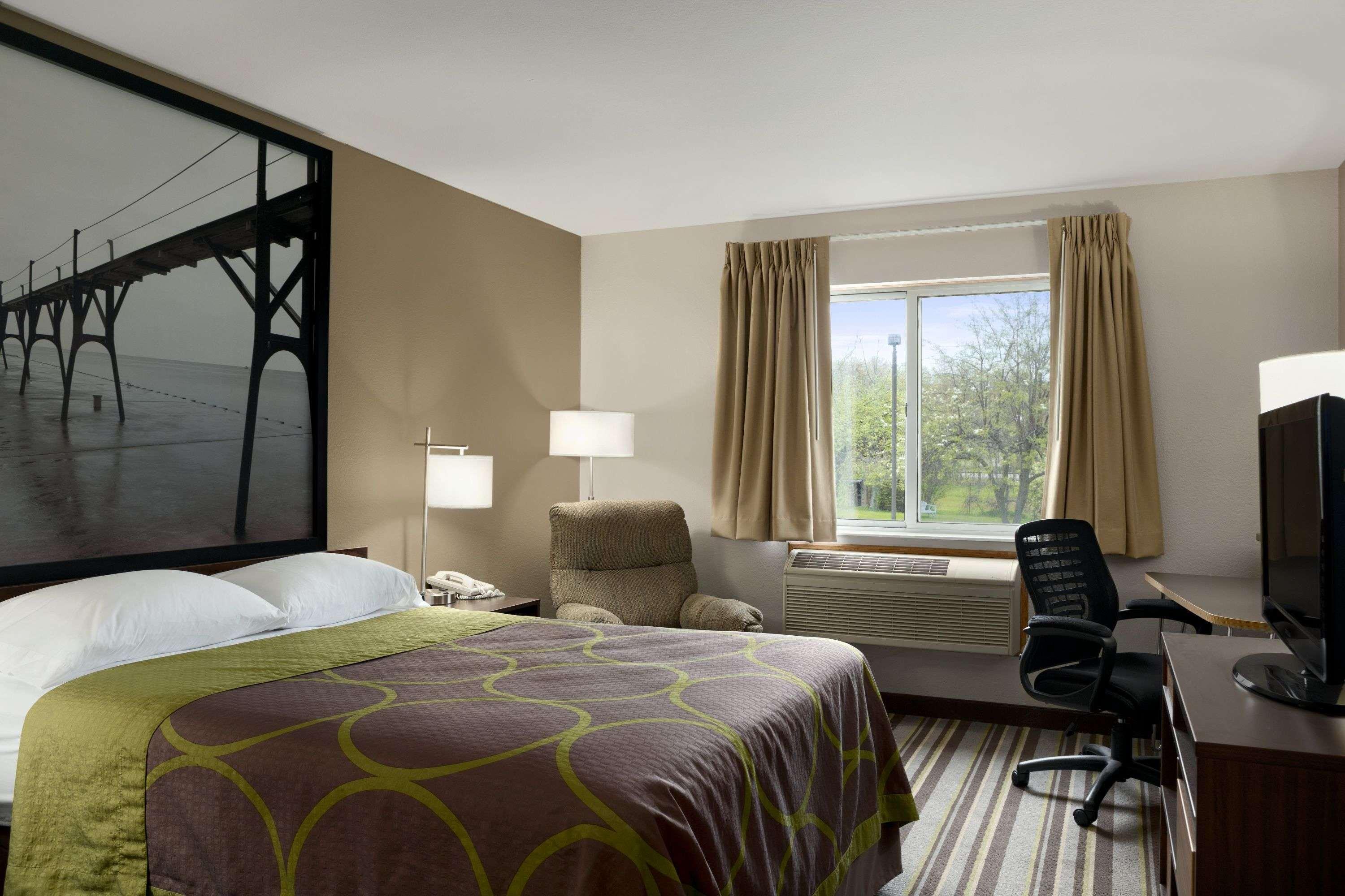 Super 8 By Wyndham Manistee Hotel Ngoại thất bức ảnh