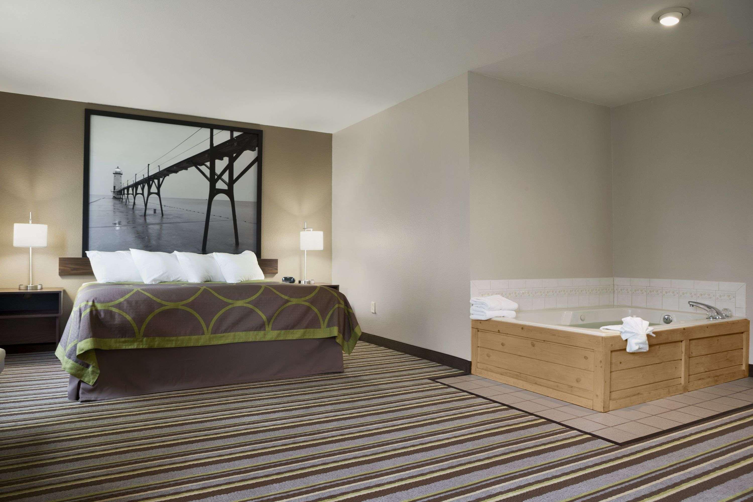 Super 8 By Wyndham Manistee Hotel Ngoại thất bức ảnh