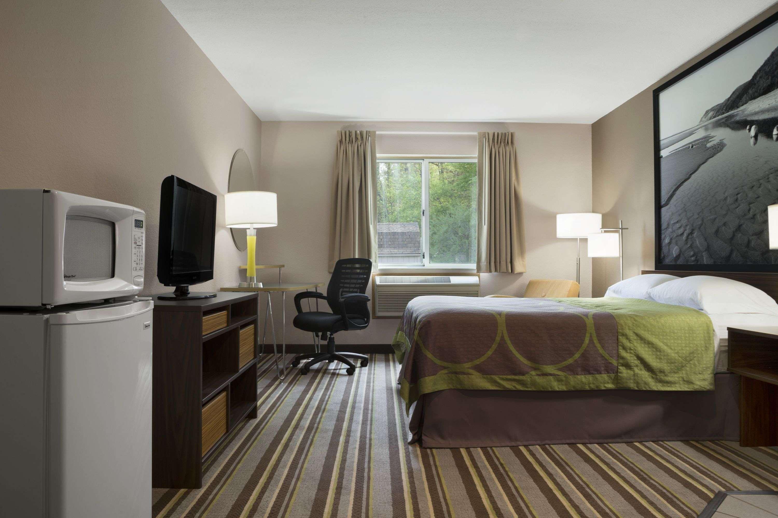Super 8 By Wyndham Manistee Hotel Ngoại thất bức ảnh