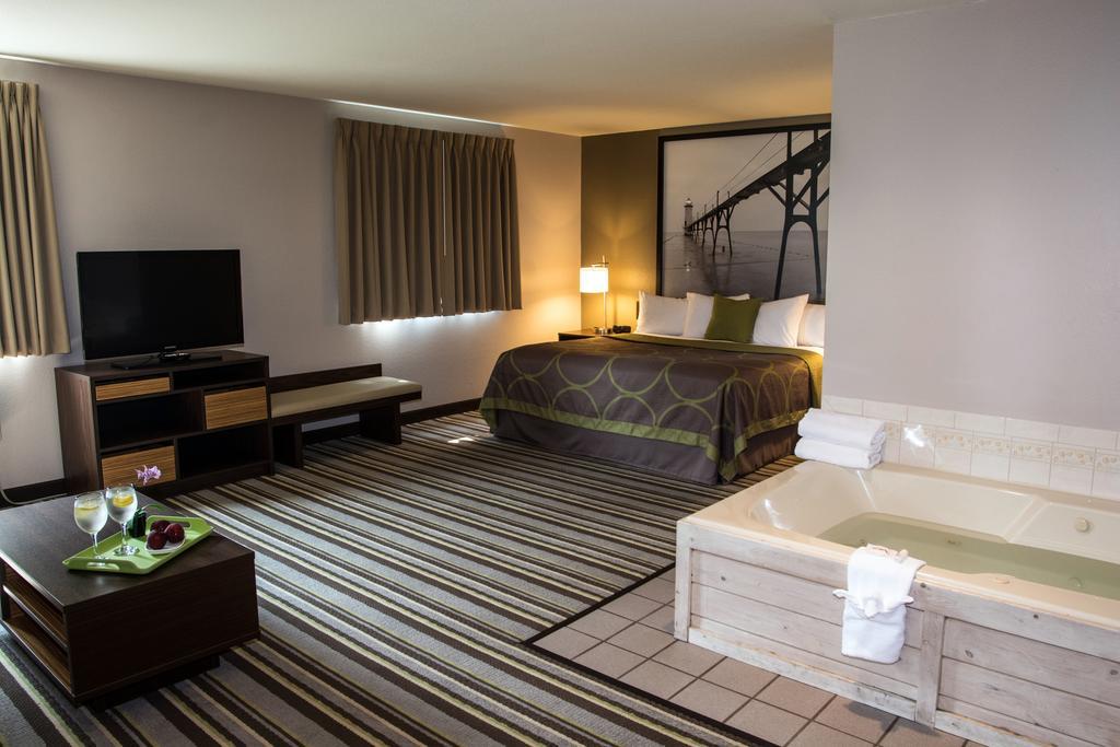 Super 8 By Wyndham Manistee Hotel Ngoại thất bức ảnh