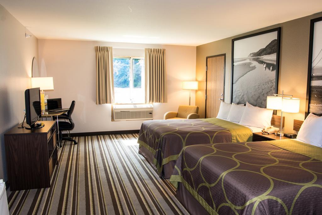 Super 8 By Wyndham Manistee Hotel Ngoại thất bức ảnh