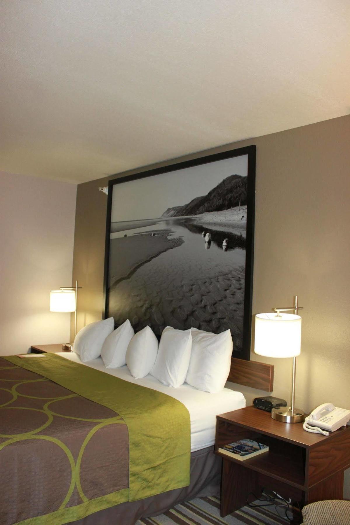 Super 8 By Wyndham Manistee Hotel Ngoại thất bức ảnh