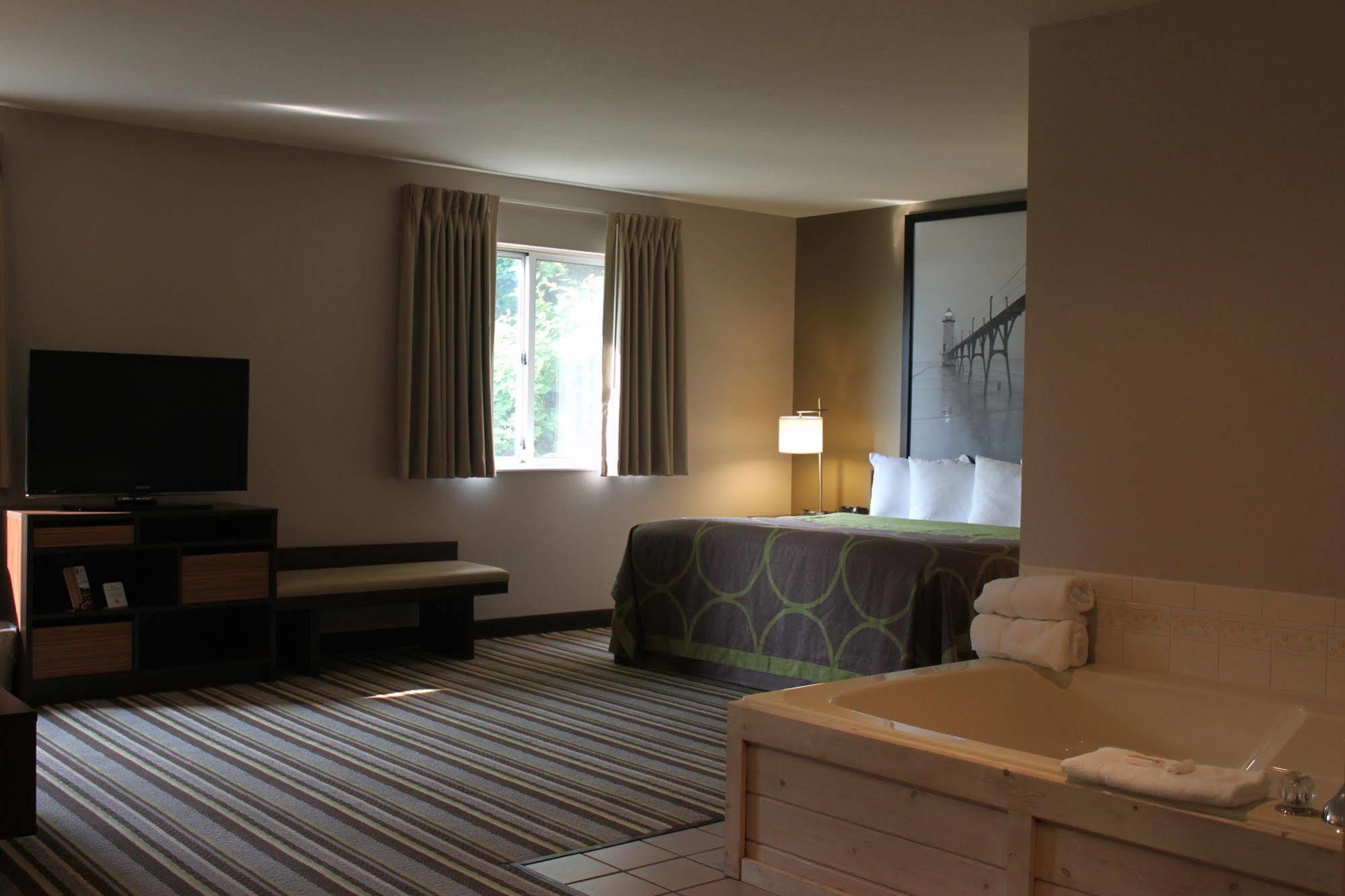 Super 8 By Wyndham Manistee Hotel Ngoại thất bức ảnh