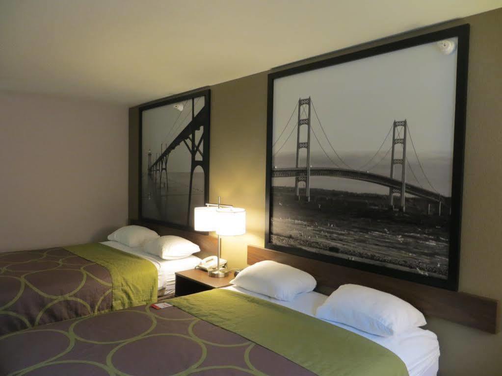 Super 8 By Wyndham Manistee Hotel Ngoại thất bức ảnh
