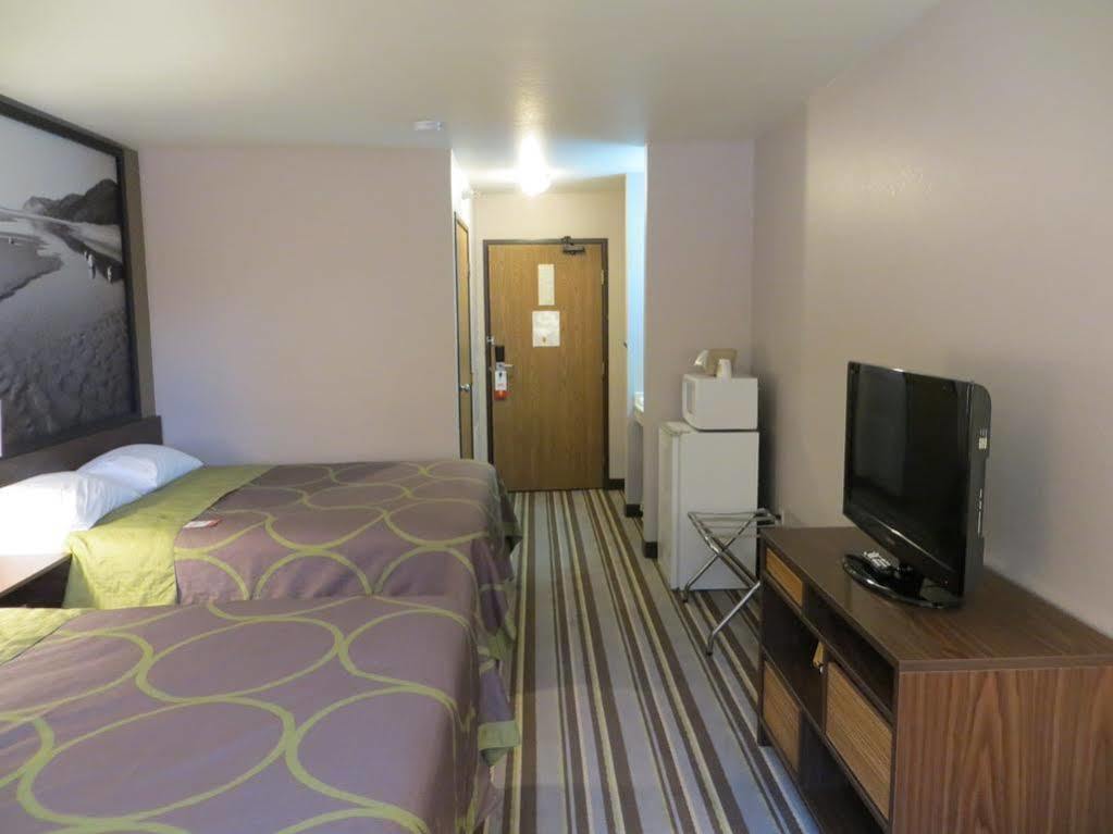 Super 8 By Wyndham Manistee Hotel Ngoại thất bức ảnh