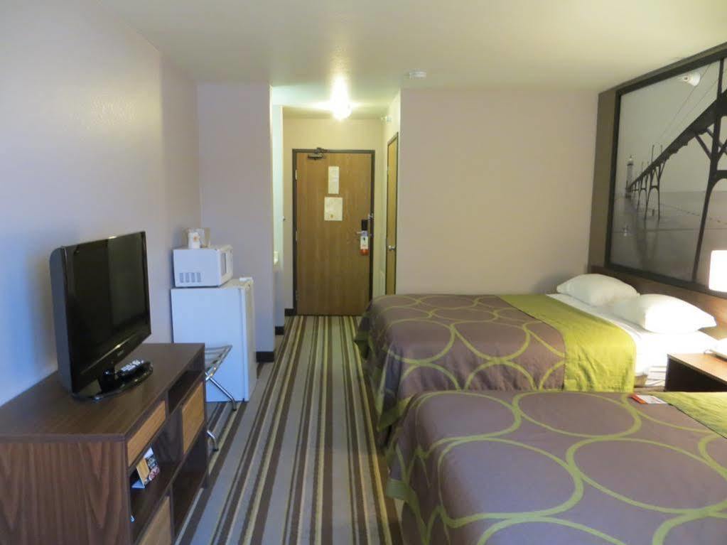 Super 8 By Wyndham Manistee Hotel Ngoại thất bức ảnh
