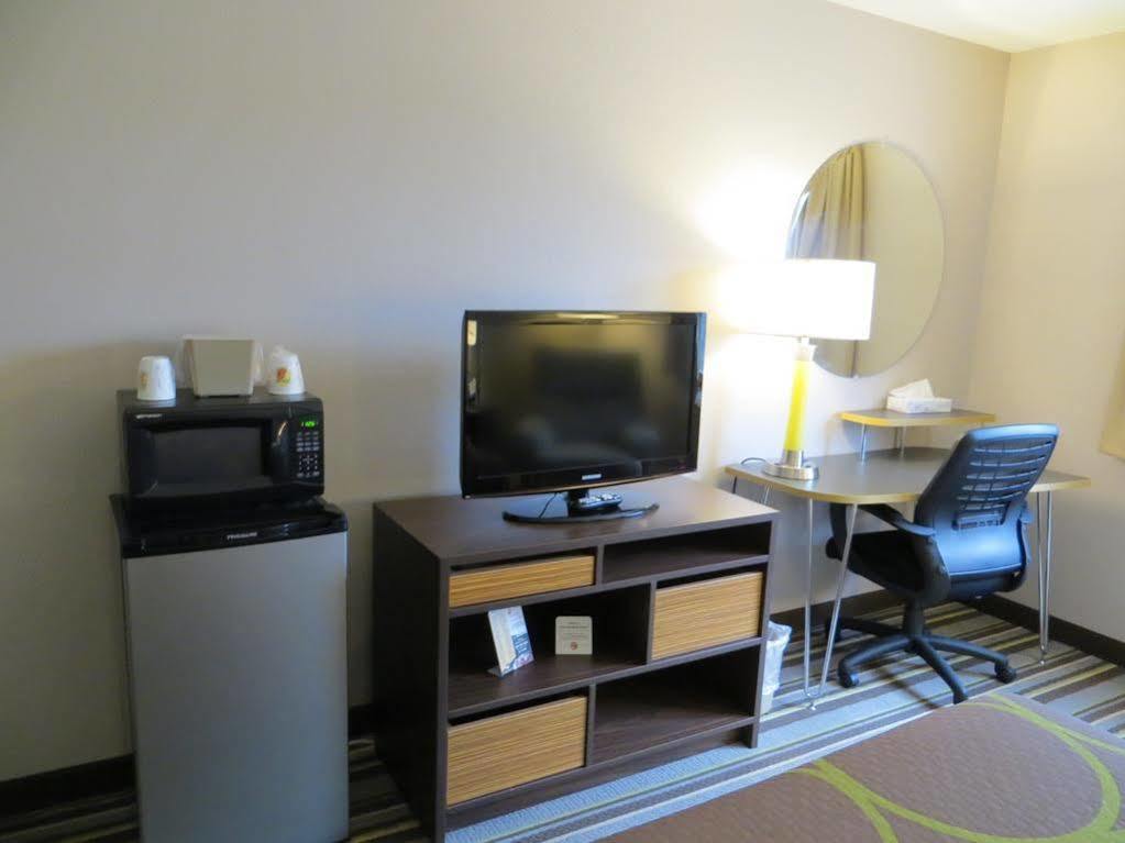 Super 8 By Wyndham Manistee Hotel Ngoại thất bức ảnh