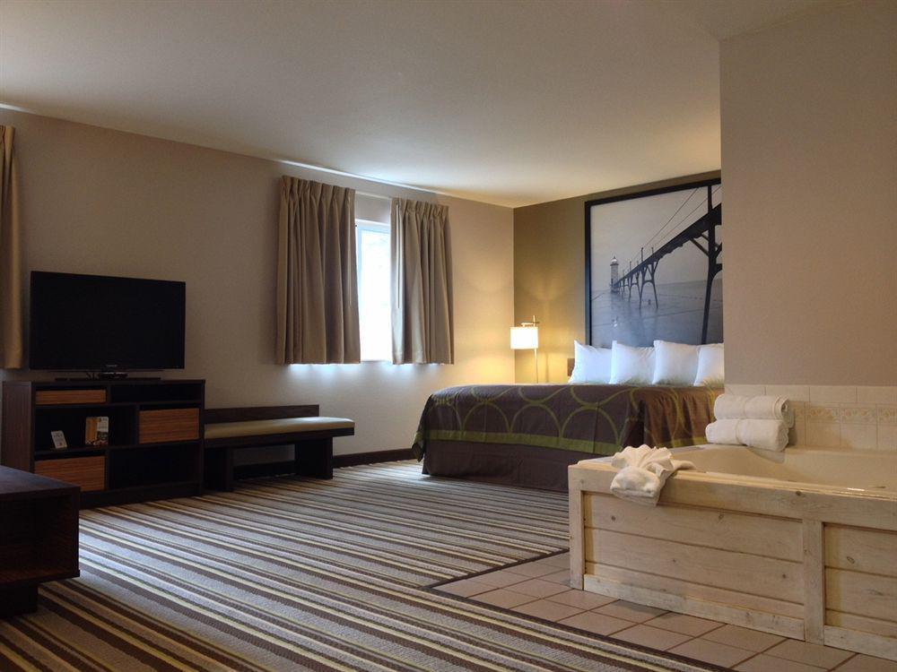 Super 8 By Wyndham Manistee Hotel Ngoại thất bức ảnh