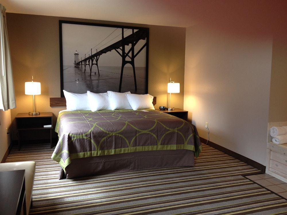 Super 8 By Wyndham Manistee Hotel Ngoại thất bức ảnh