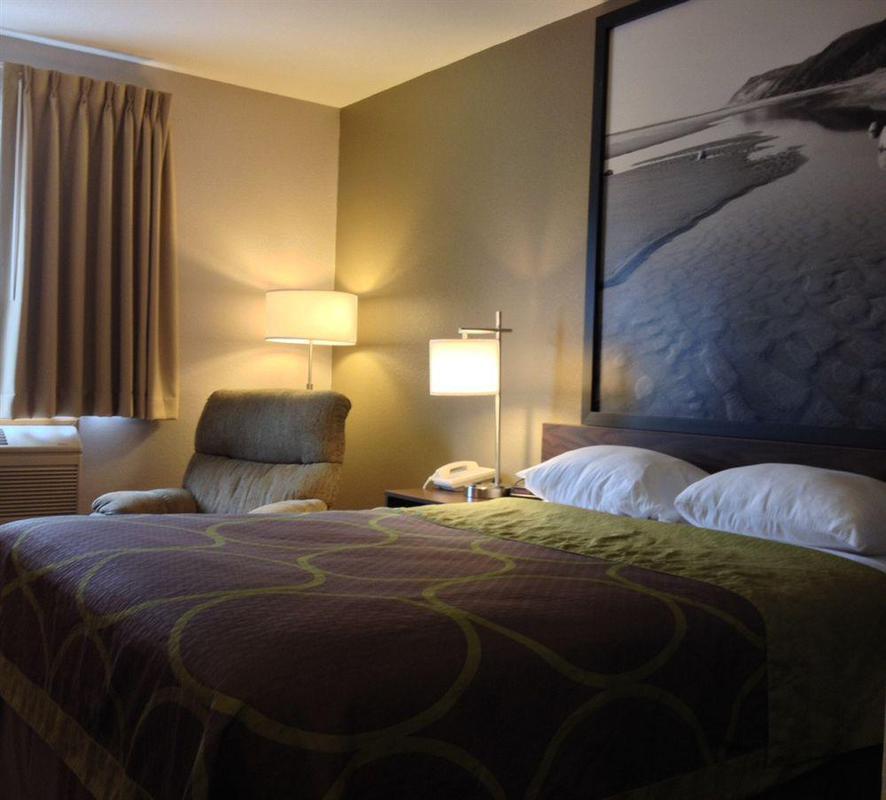 Super 8 By Wyndham Manistee Hotel Ngoại thất bức ảnh